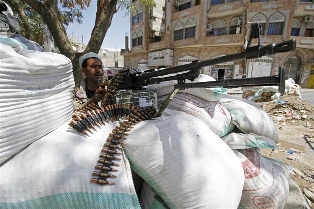 Saudi-led warplanes bomb Yemen rebel stronghold