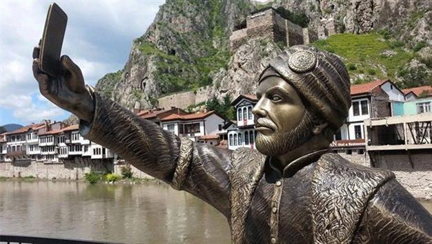 Selfie-taking Ottoman statue in Turkish town attracts tourists, raises eyebrows