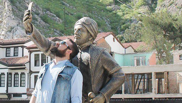Selfie-taking Ottoman statue in Turkish town attracts tourists, raises eyebrows