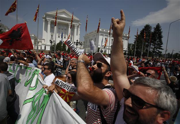 Over 20,000 call for Macedonian government to step down