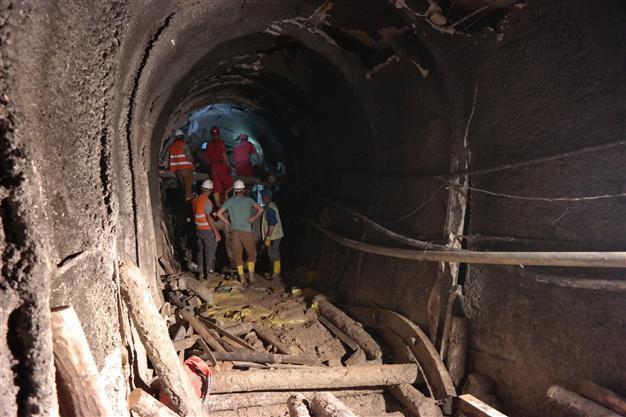 One worker killed, one injured after landslide at construction site in Turkey’s west