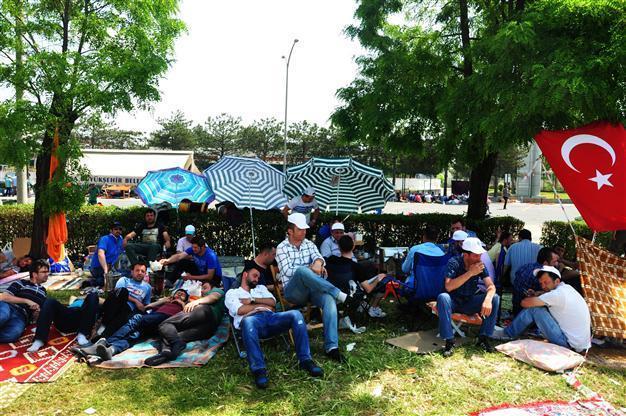 Turkish labor protest continues over wage dispute