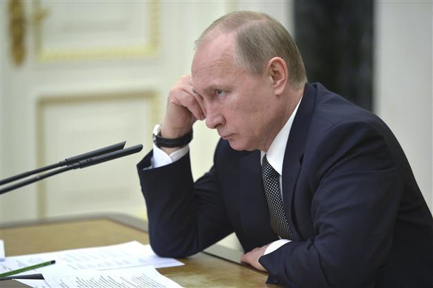 Putin takes 10 pct salary cut in crisis-hit Russia