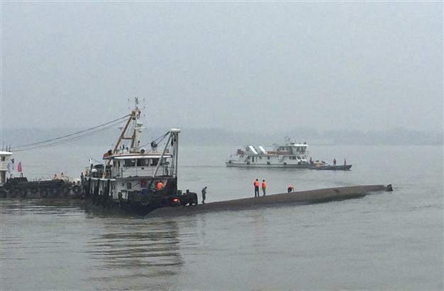 Ship with over 450 on board sinks in Chinas Yangtze