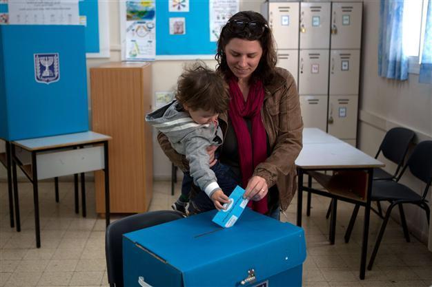 Israelis vote in tight race after last-ditch Netanyahu plea