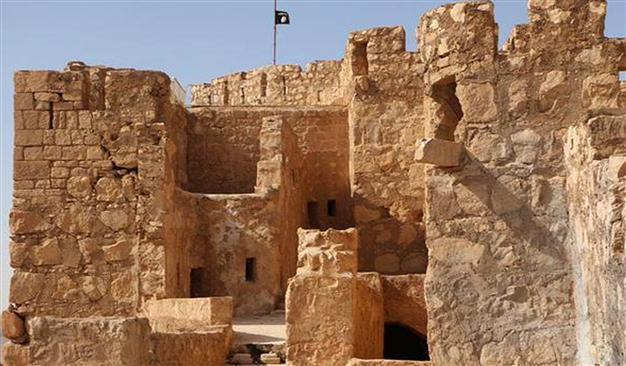 ISIL militants raise flag over citadel in Syrias Palmyra: Report