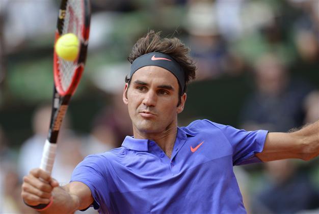 Federer canters through first round in Paris