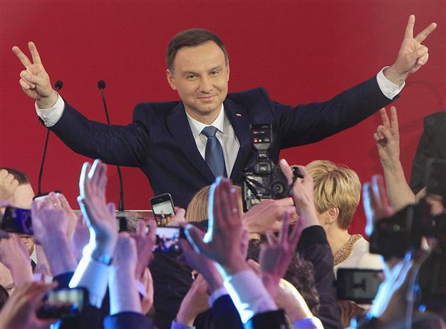 Conservative newcomer Duda wins Polish presidential cliffhanger