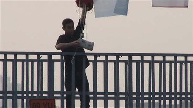 ‘Death-loving’ man surprises bystanders by ‘neutralizing bomb’
