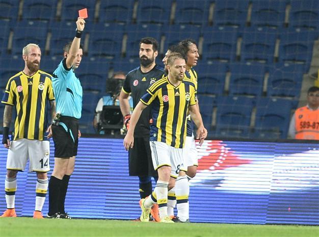 Last minute violence marks Fenerbahçe’s farewell to title dream
