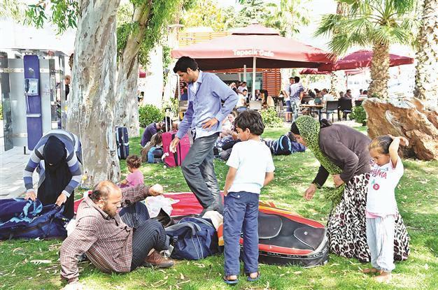 Syrians bussed out of Turkish resort as tourism season looms