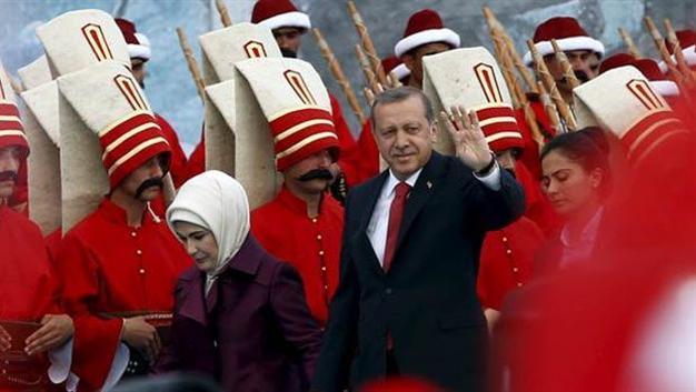 Surrounded by Ottoman soldiers, Erdoğan toughens rhetoric against New York Times