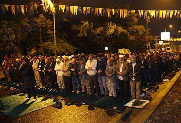 Protesters pray before Israeli embassy in Ankara in protest of Gaza-flotilla raid