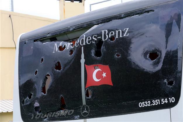 Turkish handball teams bus attacked with stones