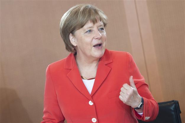 Clinton snaps at Merkel heels in powerful women list