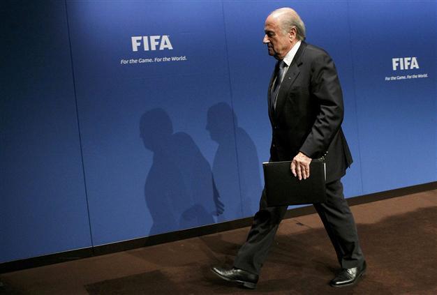 Calls for FIFAs Blatter to quit as global anger builds