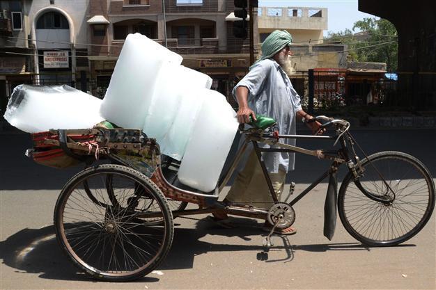 Hospitals overwhelmed as India heat wave deaths near 1,500
