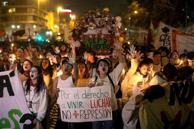Chile students, police clash at new protest over reforms