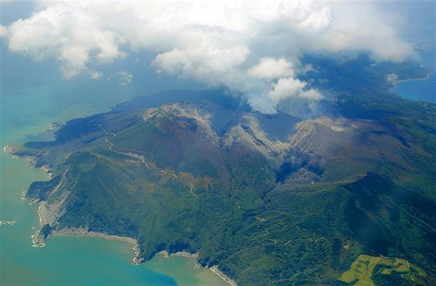 Japan issues evacuation order after volcano erupts