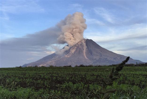 Indonesia volcano at high alert level unleashes fresh burst