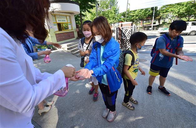 Fresh cases, 900 schools closed in S. Korea MERS outbreak
