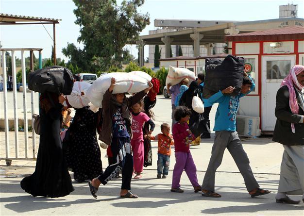 More than 3,000 cross to Turkey as Kurds battle ISIL in Syria