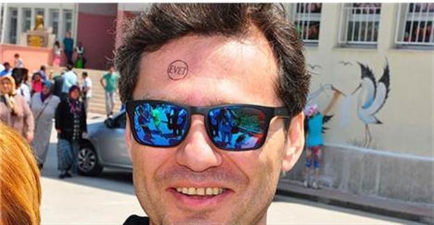 Voter stamps himself on forehead to protest elections