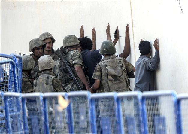 Turkish soldiers detain ISIL men at border crossing