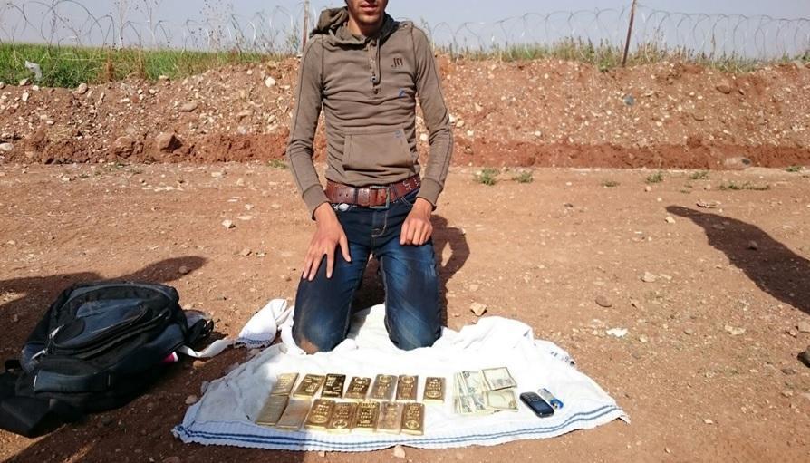 Turkish soldiers detain ISIL men at border crossing