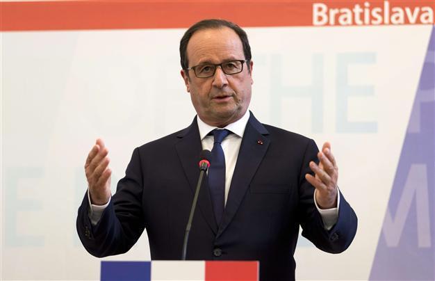 France’s Hollande: imposing migrant quotas not right way to handle problem