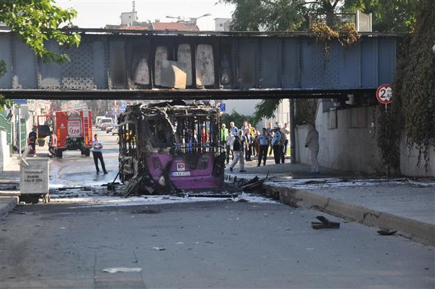 VIDEO: Public bus explodes in Istanbul after crashing into overpass