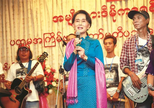 Myanmar’s Suu Kyi eyes landslide election win