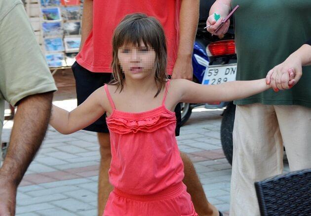 Ukrainian girl stays three days with dead parents in Turkey