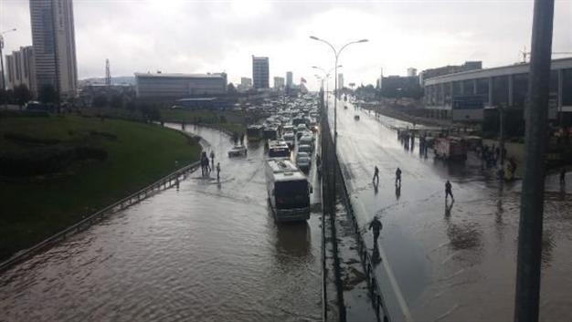 VIDEO: Istanbul’s E-5 highway temporarily closes due to heavy rain