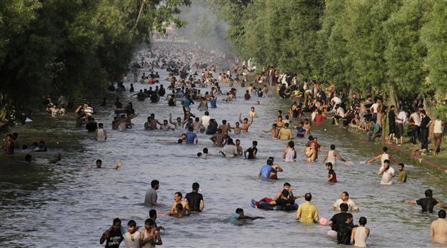Pakistan morgues run out of space as heat wave kills more than 1,000