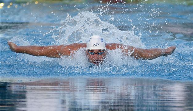Phelps wins 100m fly in racing return