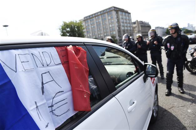 Hollande condemns violent French protests against Uber