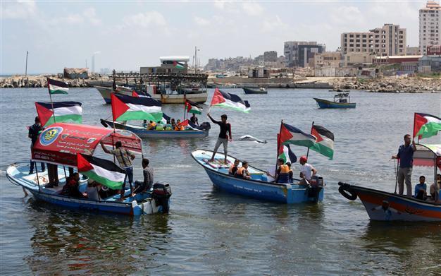 Israel detains ship seeking to break its Gaza blockade