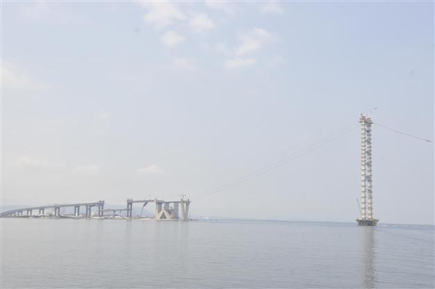 Mammoth deck mounted on İzmit Bay Bridge in Turkey