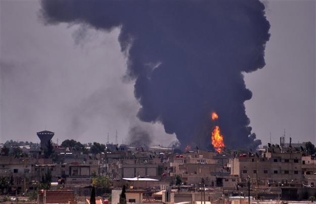 ISIL regains town near Syrias Raqqa after air strikes: Monitor