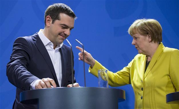 Tsipras, Merkel agree to discuss Greeces proposals at summit