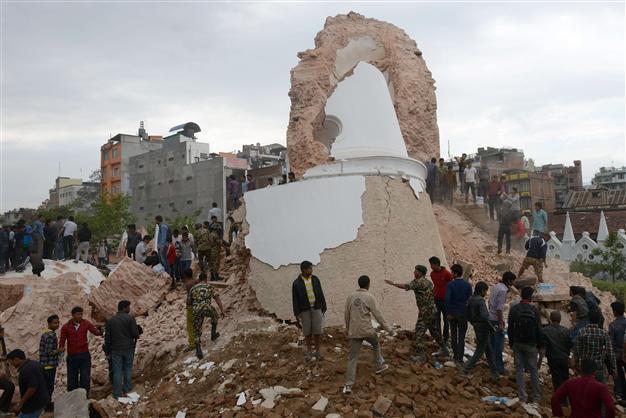 Devastating Nepal earthquake kills hundreds, triggers deadly Everest avalanche
