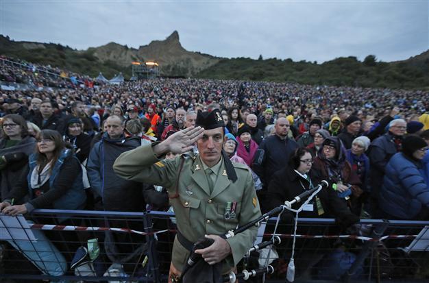 Thousands honor fallen soldiers of Gallipoli at dawn service