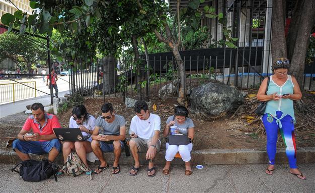 Cuba, an Internet laggard, opens Wi-Fi hotspots across country