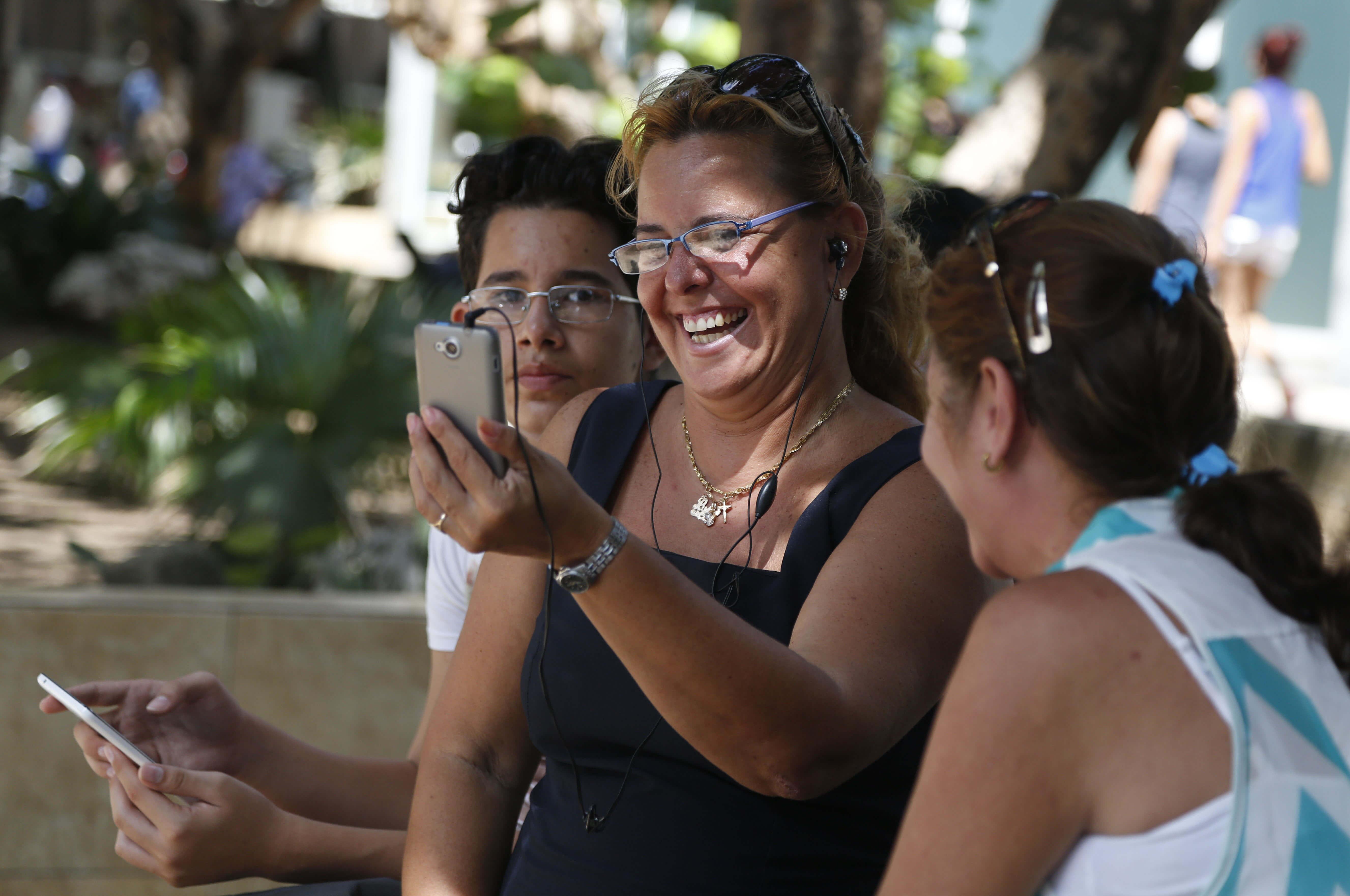 Cuba, an Internet laggard, opens Wi-Fi hotspots across country