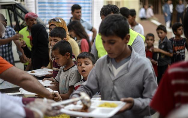 Cash-strapped UN food agency reduces help to Syrian refugees