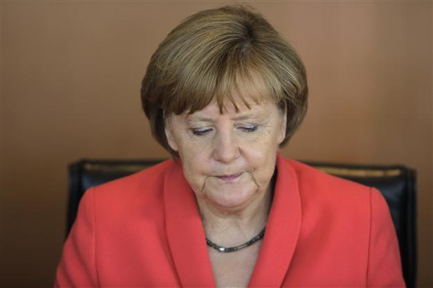 Economists Piketty, Sachs urge Merkel to cut Greek debt