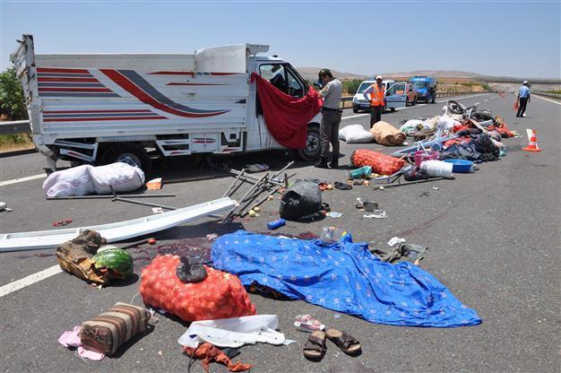 Three dead, 13 injured as truck carrying agriculture workers crashes in Gaziantep