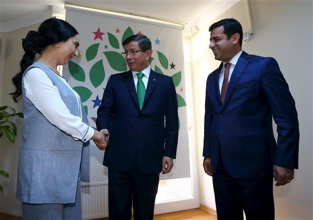 Turkeys AKP breaks ice with HDP in first round of coalition talks