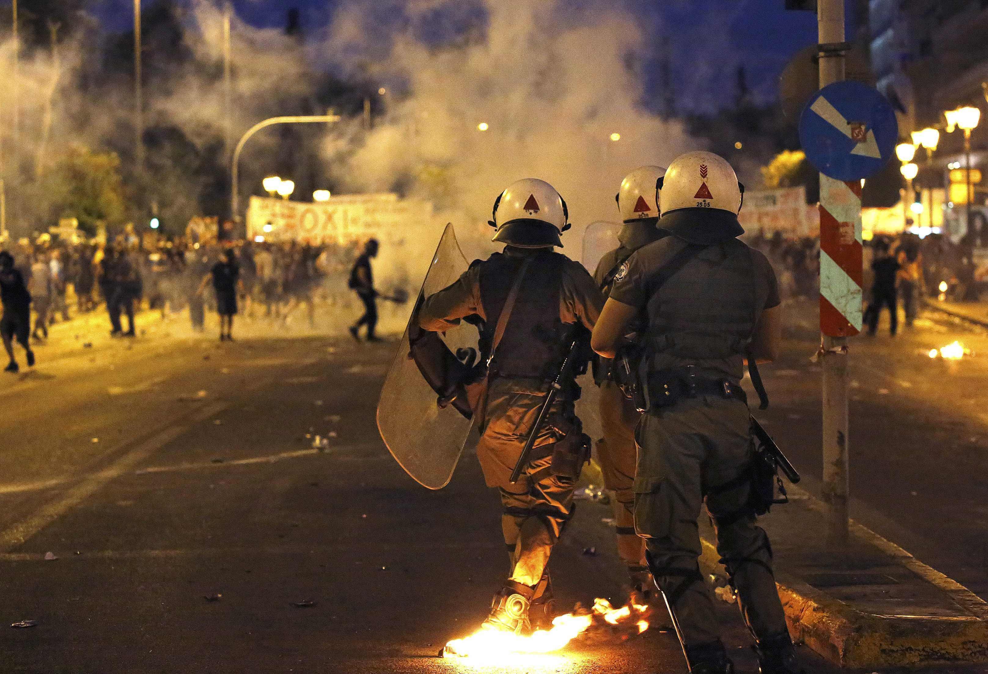 Greek lawmakers back bailout ahead of EU, ECB talks